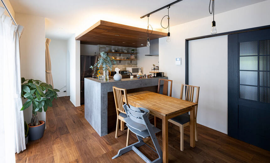 木とモールテックスのキッチンでおうちカフェを楽しむ 