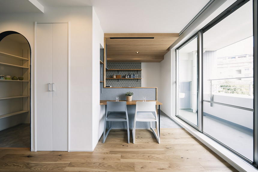 家族時間を育む、木を活かしたナチュラル空間 