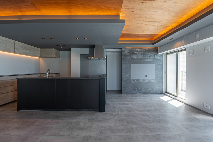 光と木目が描くゆとり。モノトーンで整える大人の住まい 