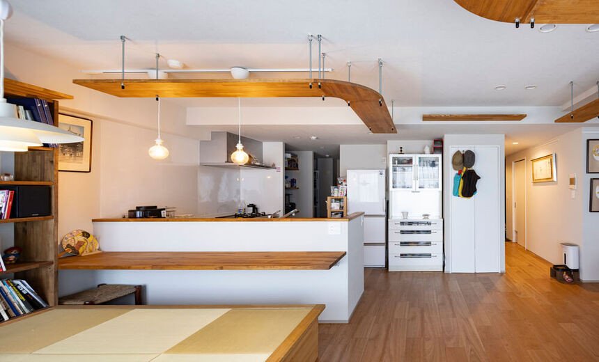 ぐるり動線、キャットウォークと造作本棚の「大人の秘密基地」 