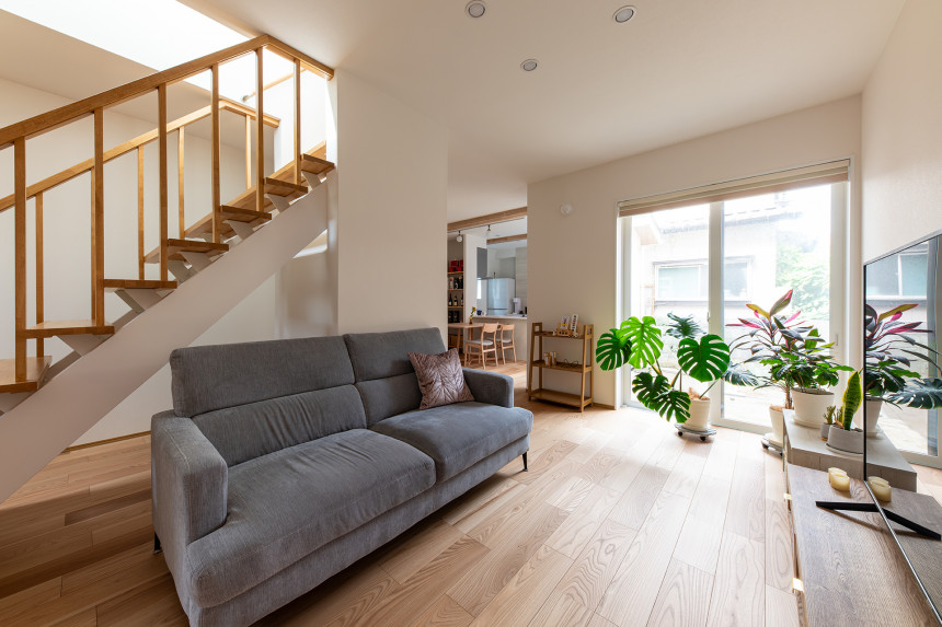 光が巡る、階段の家 